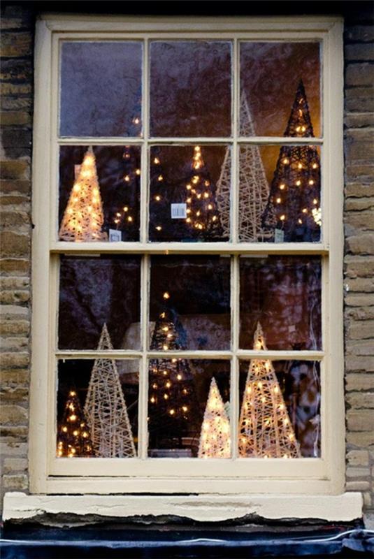 ikkunan koristelu joulukartion muotoisille joulukuusille