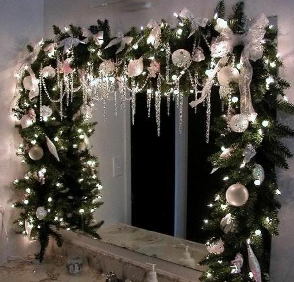 ikkunan koristelu joulun havupuiden oksille keiju valot