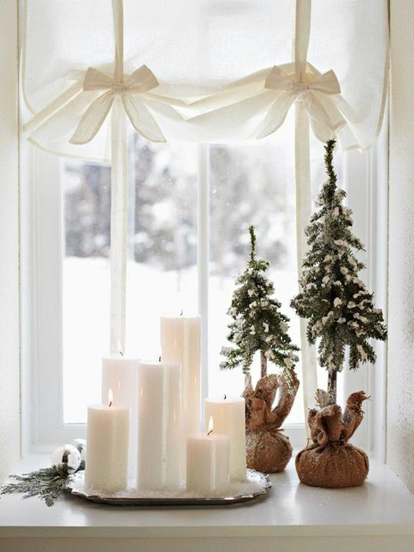 ikkunan koristelu joulun valkoisille kynttilöille joulukuusi