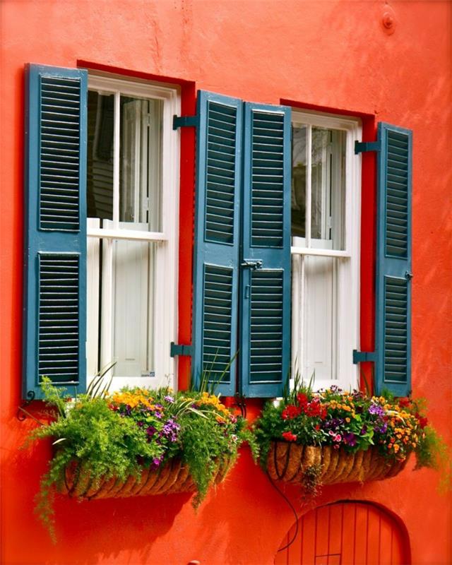 ikkunaikkunan koristelu sekoitetut kukat vihreät kasvit ikkunaluukku metalliset kasvisäiliöt