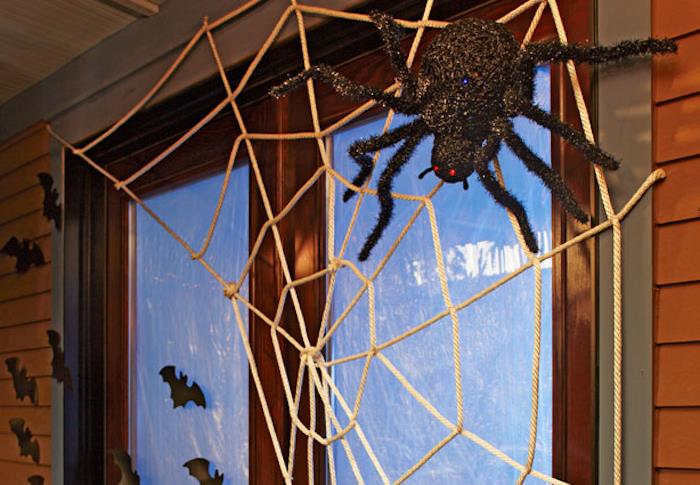 Tee ikkunakoristeet hämähäkeillä ja hämähäkinverkoilla itse