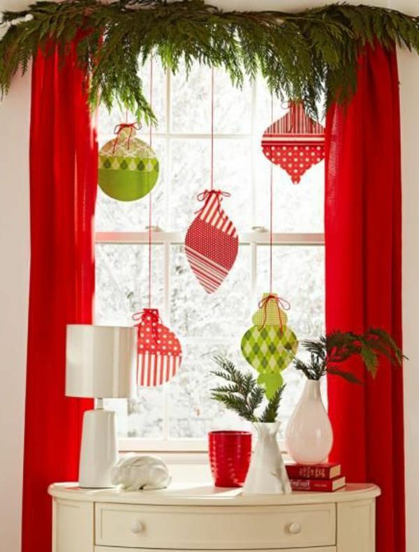 ikkunan koristelu joulukuusi palloille kangas punainen vihreä