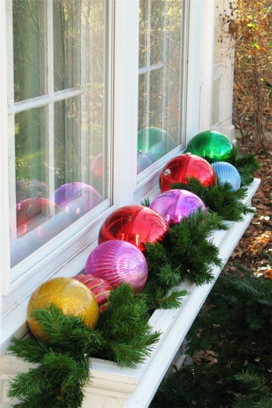 ikkunan koristelu joulun värikkäille joulupalleille