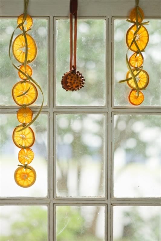 ikkunan koristelu joulu piparkakut kuivatut hedelmät