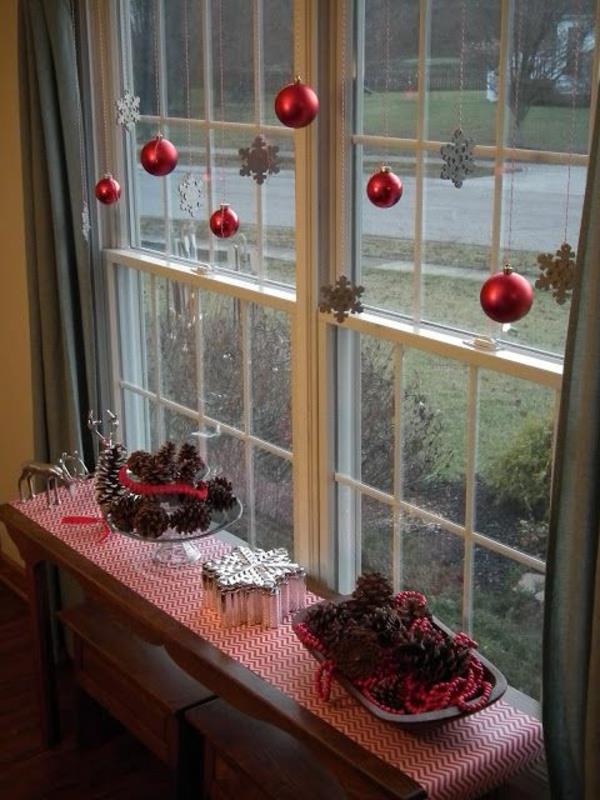 ikkunan koristelu joulunpunainen joulupallot lumihiutaleet