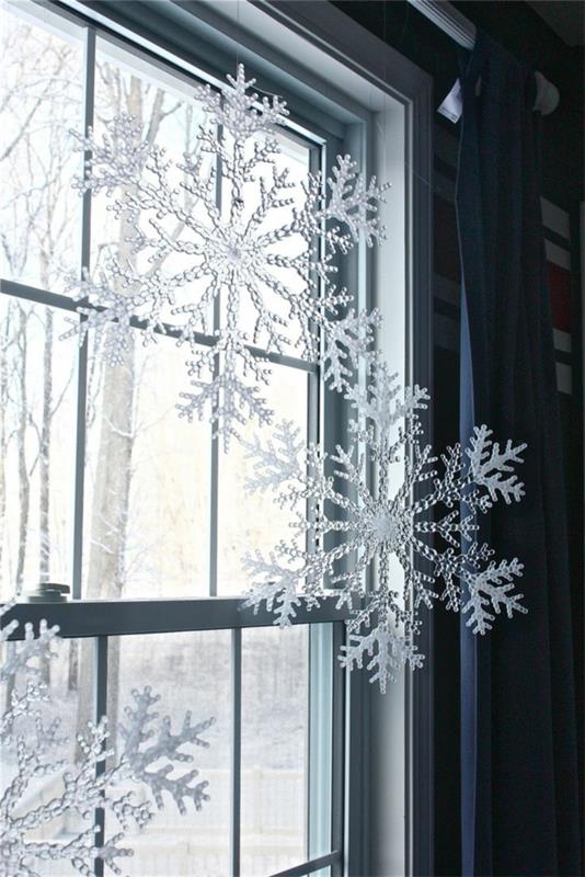 ikkunan koristelu joulun lumikiteet ikkuna
