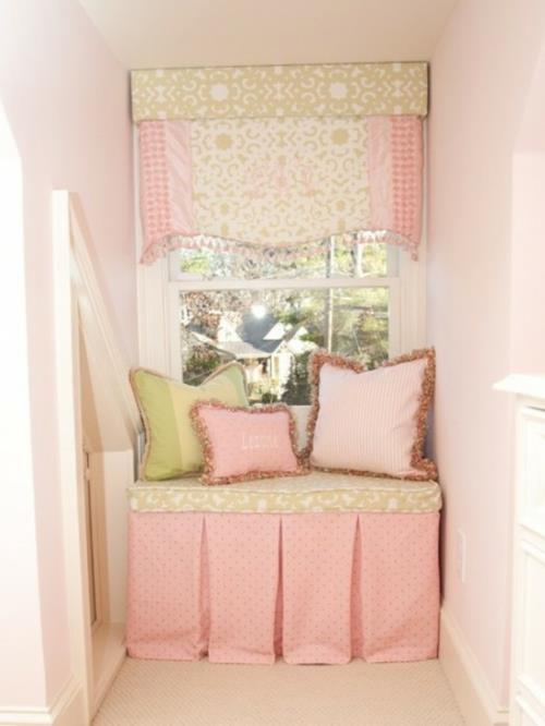 ikkunaistuin lastenhuoneessa vaaleanpunainen mukava tyyny