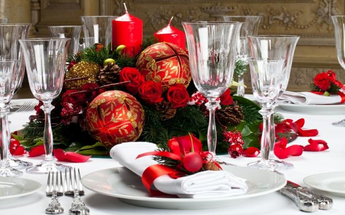 juhlapöydän koristelu joulun adventtiseppele valkoinen kangas lautasliinat punaiset jouset