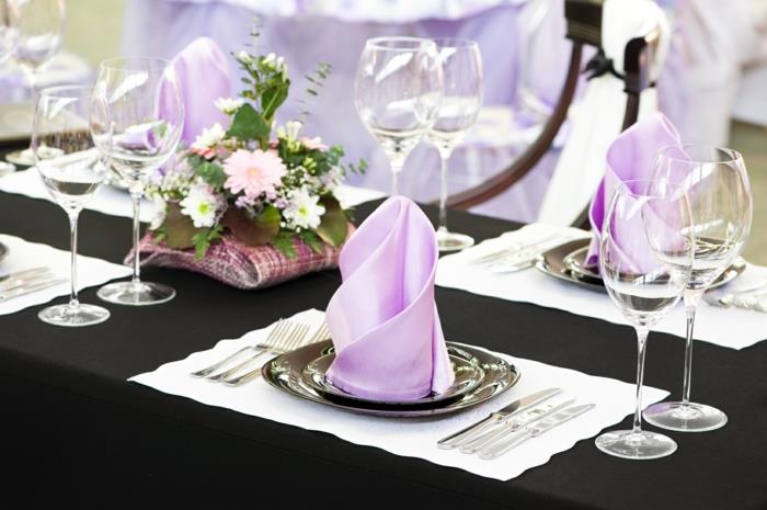 juhlapöydän koristeet joulukukka -asetelmat violetit kangasliinat