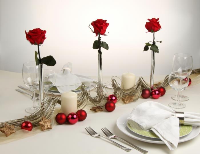 juhlapöydän koristeet joulu joulu pallot punaisia ​​ruusuja
