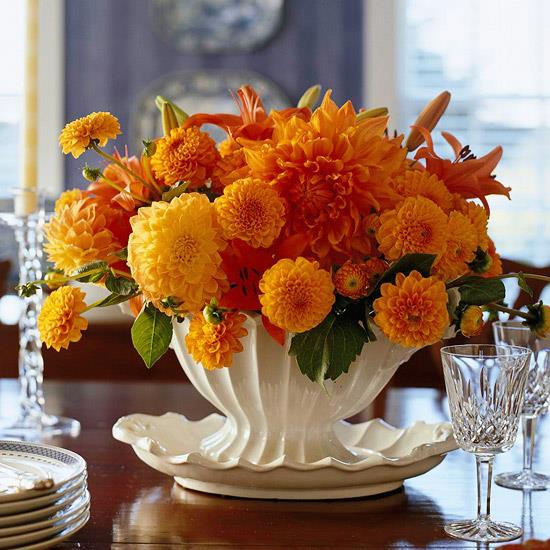 Tee juhlapöydän koristeet Halloweenille itsellesi oranssit kukat