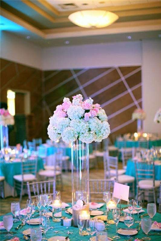 juhlapöydän koristeet sininen aksentti kukat pöytäliina kynttilät