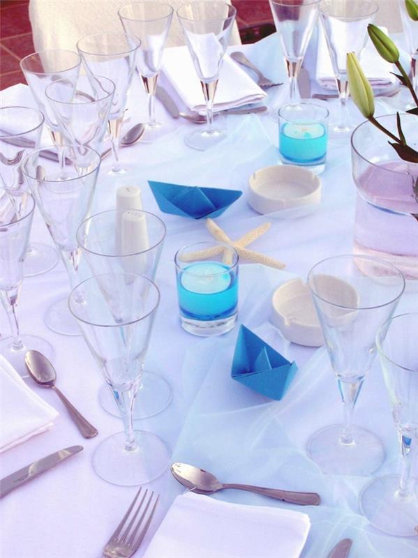 juhlapöydän koristeet siniset aksentit kynttilät tulppaanit