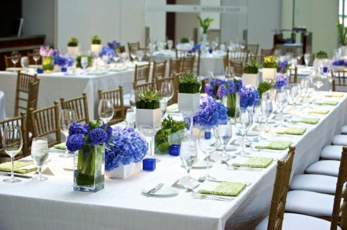 juhlapöydän koristeet siniset kukat valkoinen viltti vihreä
