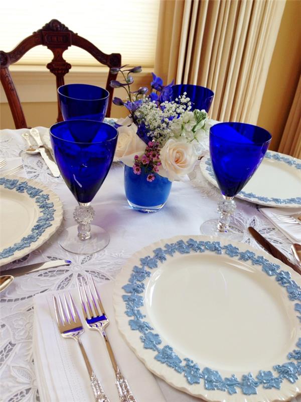 juhlapöydän koristeet siniset lasit purkavat kukkia
