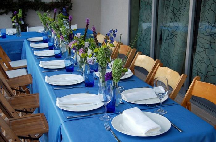 juhlapöydän koristeet sininen pöytäliina kukka maljakot puutarhajuhlat