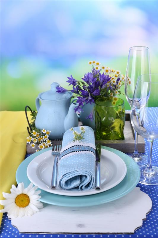juhlapöydän koristeet siniset kukat