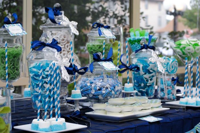 juhlapöydän koristeet sinisten makeisten sävyjä