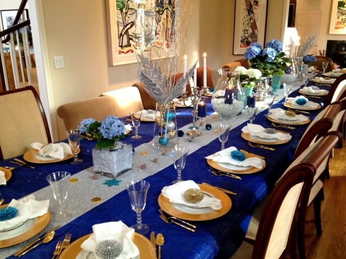 juhlapöydän koristeet sinisempi pöytäjuoksija kultaisia ​​aksentteja
