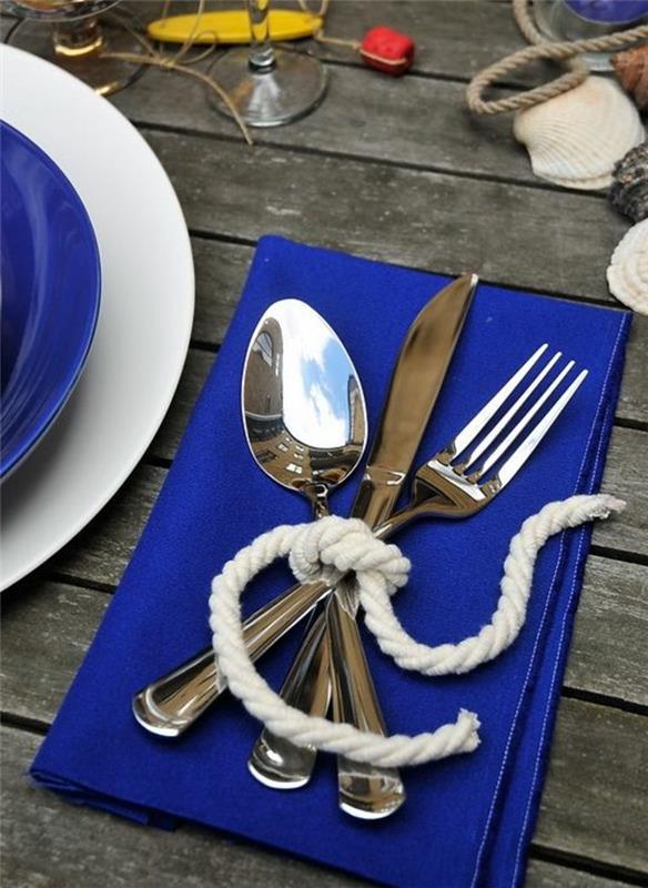 juhlapöydän koristeet tummansininen lautasliina juhlakoristeet