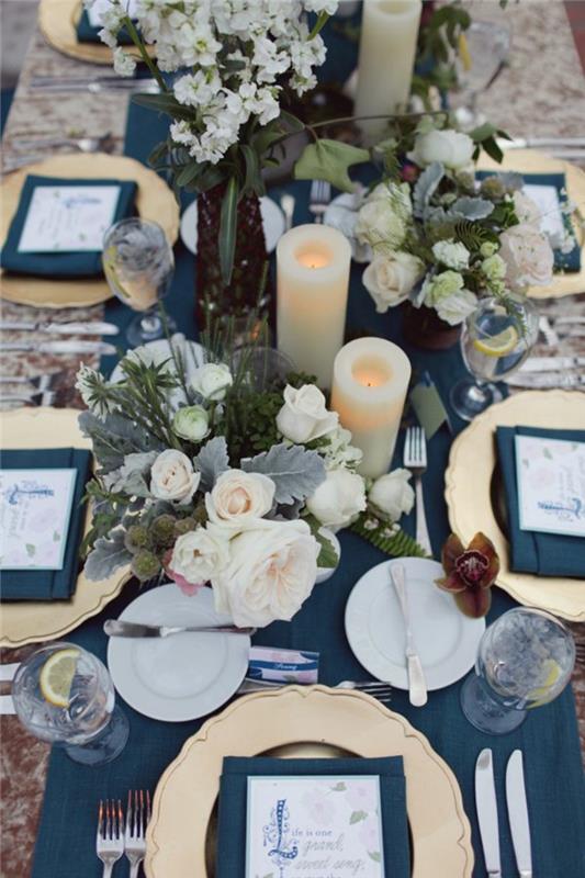 juhlapöydän koristeet tummansininen pöytäliina kynttilät kukat koristeet