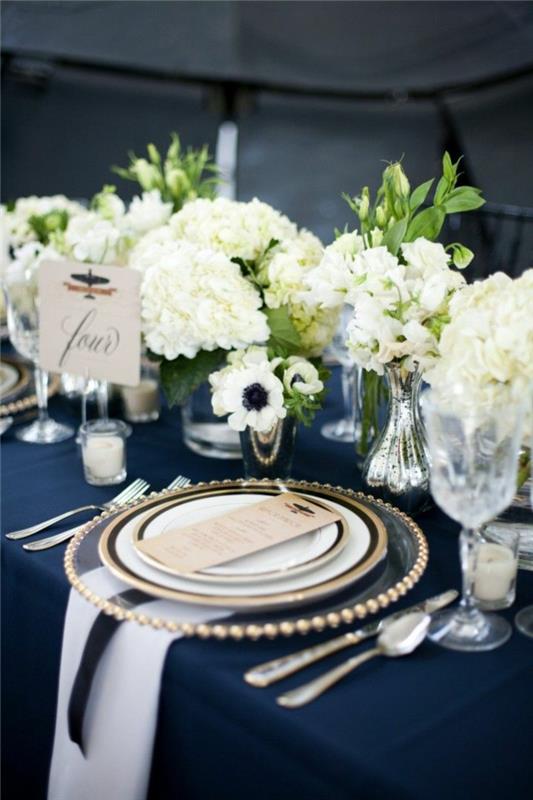 juhlapöydän koristeet tummansininen pöytäliina valkoiset kukat