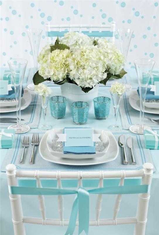 juhlapöydän koristeet vaaleansiniset kukat romanttiset