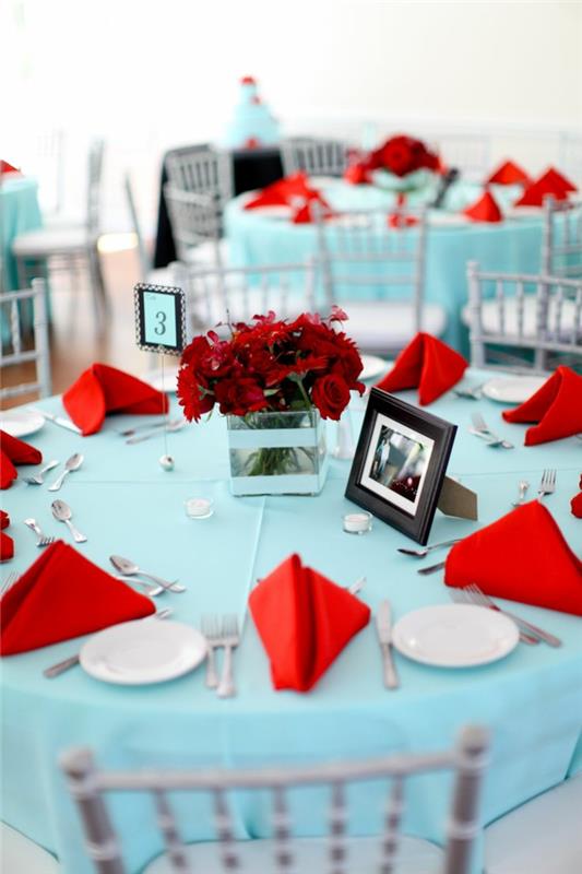 juhlapöydän koristeet vaaleansininen pöytäliina punainen lautasliina