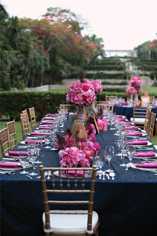 juhlapöydän koristeet vaaleanpunaiset aksentit tummansininen