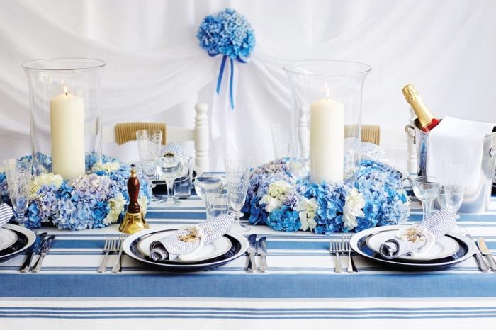 juhlapöydän koristeet raidallinen kuvio pöytäliina sinisiä kukkia