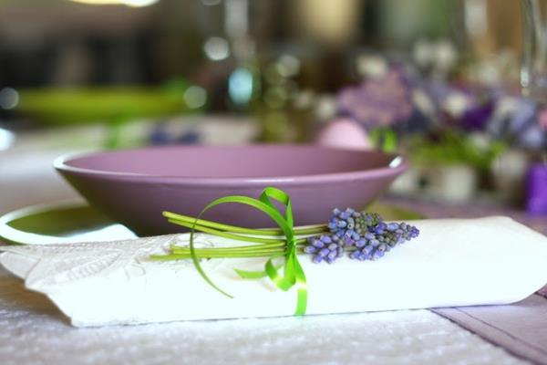 juhlapöydän koristeet pääsiäiseksi värikkäitä munia ruokia kevätkukkia