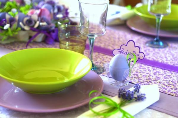 juhlapöydän koristeet pääsiäisen värikkäille munaruoille