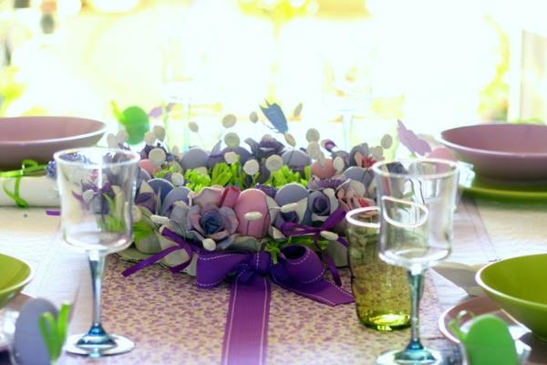 juhlapöydän koristeet pääsiäiseksi värikkäitä munia pääsiäiskruunu