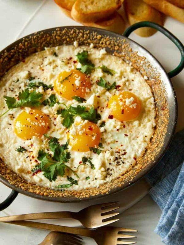 feta -paistettuja munia nopeita aamiaisia ​​ideoita