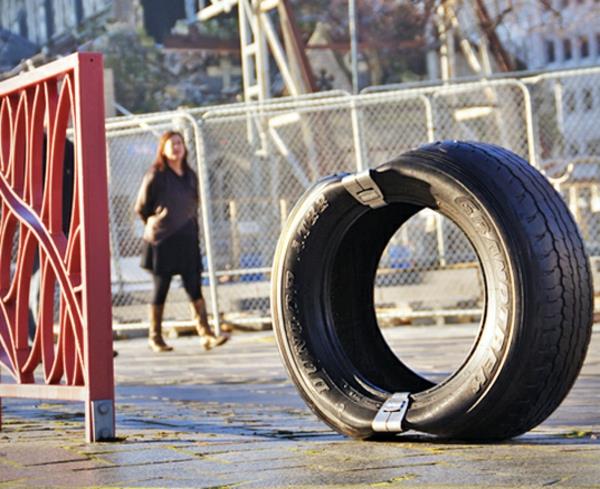 Julkinen moderni oleskelualue, joka on valmistettu renkaasta