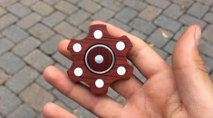 fidget spinner tekee kuulalaakereita puusta