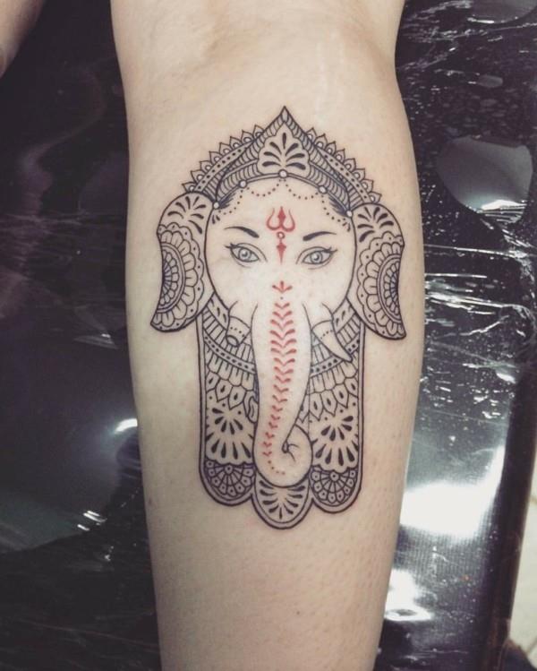 filigraaninen hamsa -tatuointi norsujen kanssa