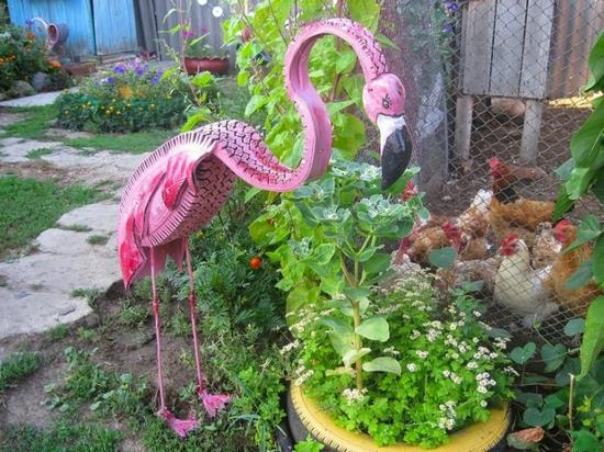 Flamingo tekee puutarhan sisustusideoita vanhoista autonrenkaista