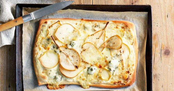 Tee tarte flambée itse valkoviiniparsan päärynän ja vuohenjuuston kanssa