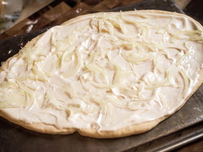 Tee tarte flambée itse valkoviini parsa kevätsipuli vihannekset sipuli