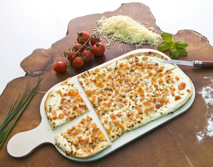 tarte flambée resepti vihannekset tomaatit raastettu juusto basilika