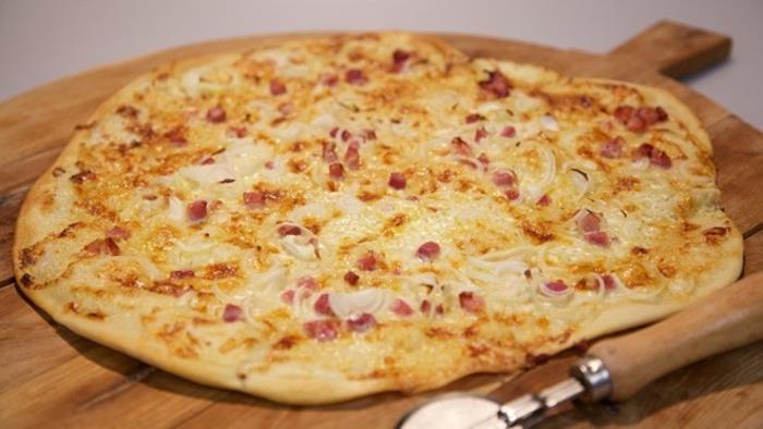 tarte flambée -resepti puulevypizzaleikkuri