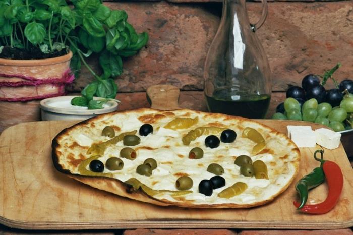 tarte flambée resepti oliivit pepperoni fetajuusto välimerellinen