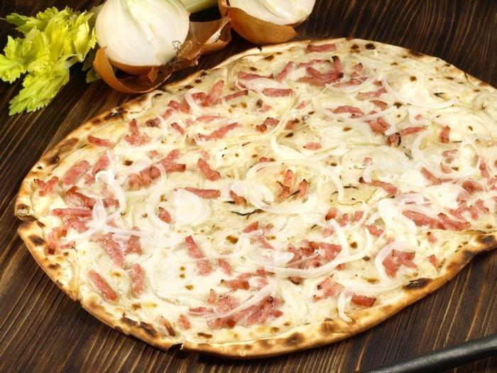 tarte flambée resepti perinteinen sipuli pekoni kerma