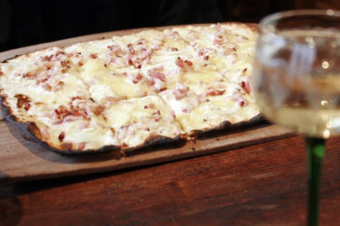 Tee tarte flambée itse, kauli taikina