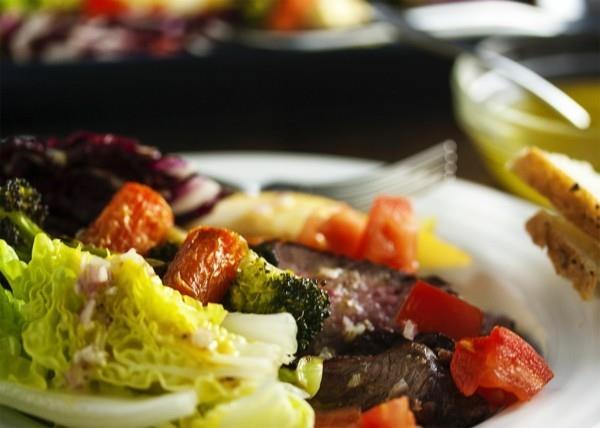 liha ja salaatti terveellistä ruokaa