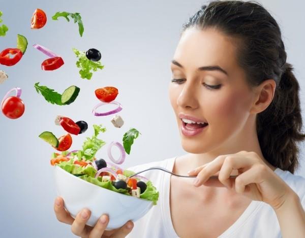 lentävä salaatti terveellistä ruokaa