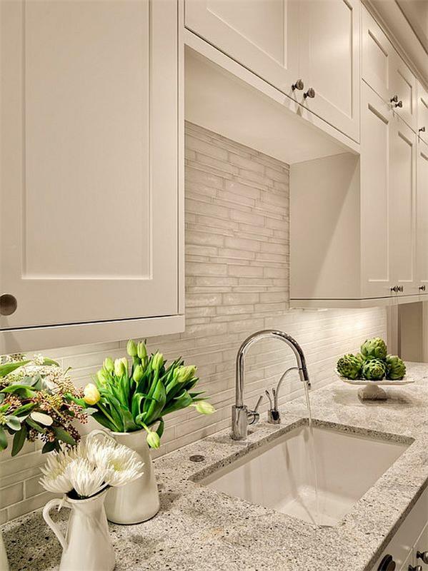 laattojen asettaminen keittiön seinälaatat kivi näyttää valkoiselta keittiön takaseinältä