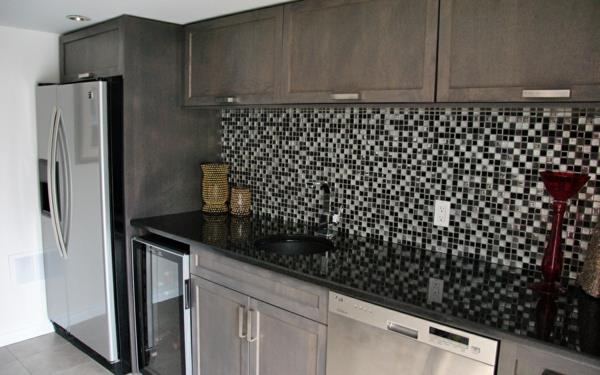 laatta peili keittiö keittiö takaseinä ideoita mosaiikki laatat musta ja valkoinen