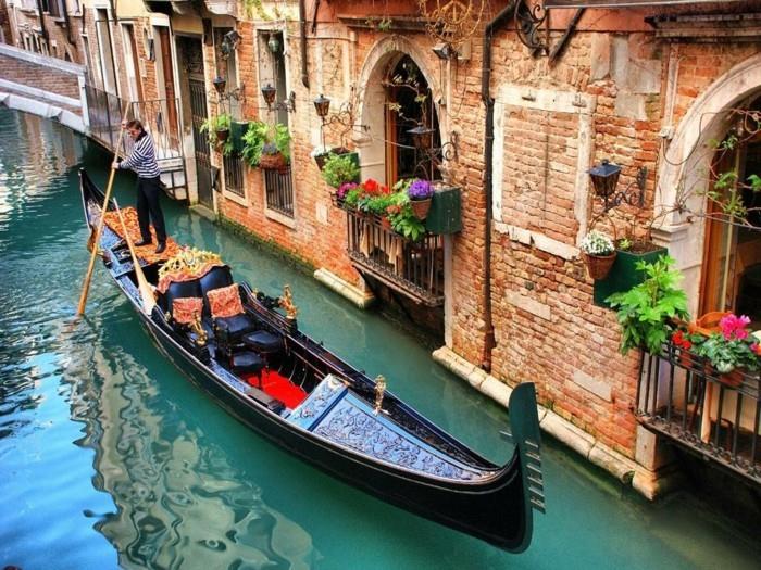 häämatka venetsia matkakohde romantiikka gondolija